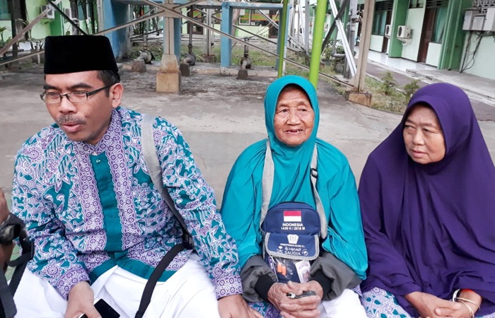 Supinah saat ditemani tetangganya yang juga satu rombongan haji dengannya. foto: ist