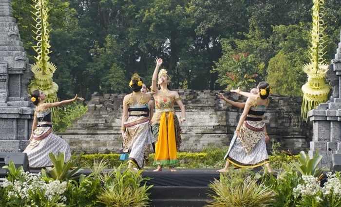 Salah satu peserta Festival Seni Tari di Candi Tegowangi. foto: ist.