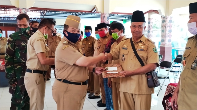 Kepala Desa Laden saat menerima kunci secara simbolis dari Camat Pamekasan Rahmat Kurniadi.  

