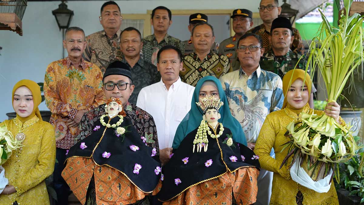 Tradisi manten tebu sebagai penanda dimulainya musim giling di PG Mojopanggung, Kecamatan Kauman, Tulungagung.