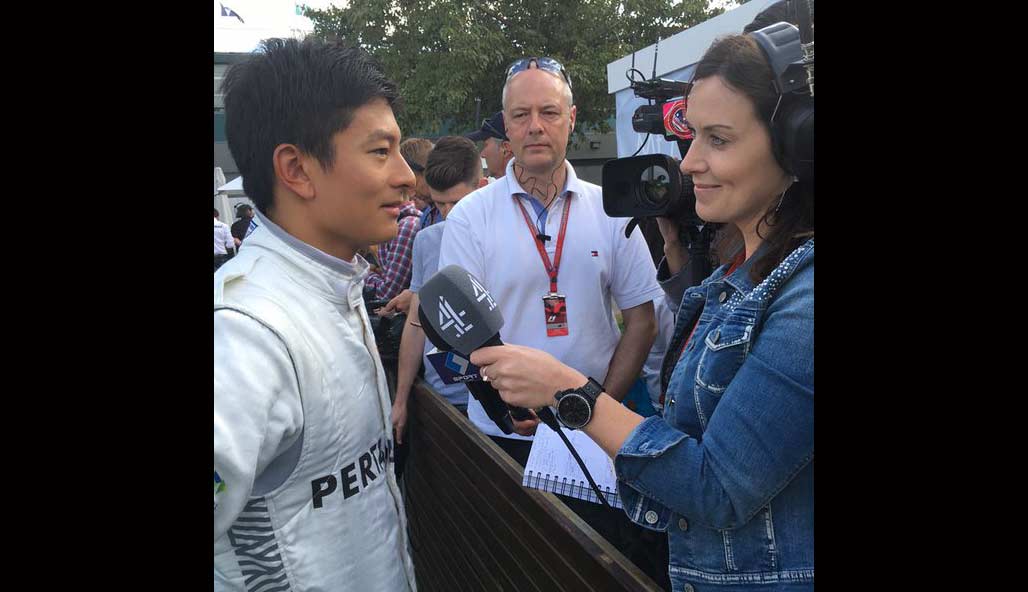 Rio Haryanto saat diwawancarai salah satu wartawan usai gagal finish. foto: manor