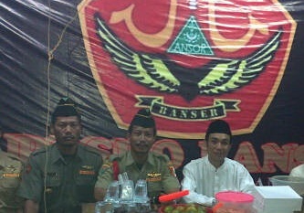 KUNJUNGI POSKO ANSOR -Ketua GP Ansor Sidoarjo Slamet Budiono dan Komandan Satkorcab Banser Sidoarjo Hasanuddin SAg  kala kunjungi Posko Ansor Gedangan, Minggu (13/7/2014) dini hari. foto istimewa

