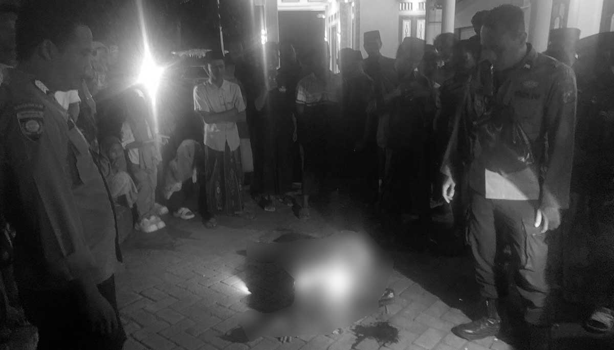 Petugas dari Polsek Winongan, Kabupaten Pasuruan, ketika mengevakuasi pelaku curanmor atau pencurian kendaraan bermotor di wilayah hukumnya.