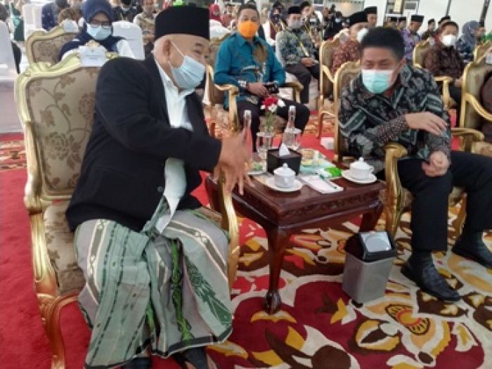 Prof. Dr. KH. Asep Saifuddin Chalim, M.A. dan Gubernur Herman Deru dalam acara pengukuhan Forum Rektor Perguruan Tinggi Keagamaan Islam (PTKIS) dan Pelantikan Pengurus Wilayah Persatuan Guru Nahdlatul Ulama (Pergunu) Sumsel di Griya Agung Palembang, Rumah Dinas Gubernur Sumsel, pada Ahad (7/2/2021). Foto: MMA/ BANGSAONLINE.com.