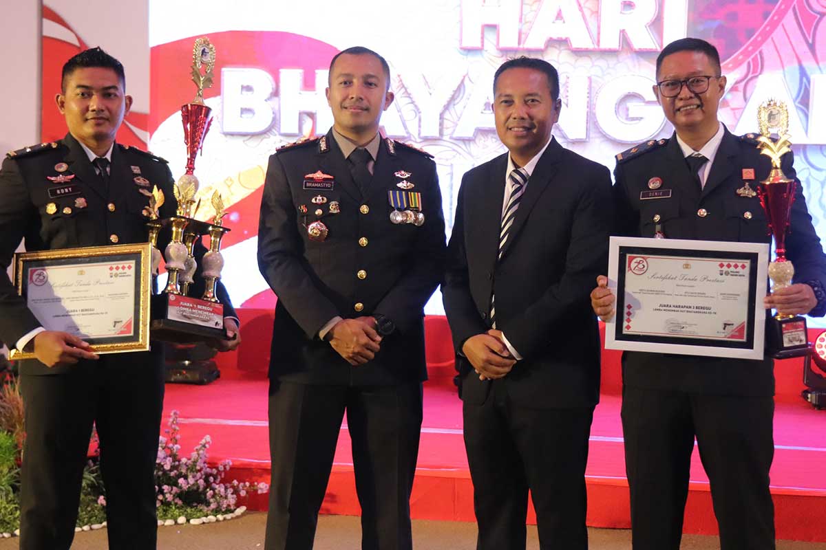 Kapolres Kediri Kota AKBP Bramastyo Priaji bersama penerima piagam penghargaan Juara 1 dan 3 lomba menembak dari Lapas Kediri. Foto: Ist.