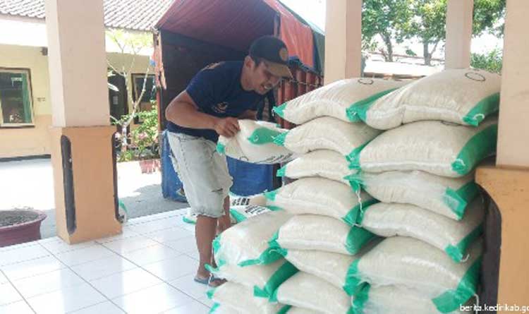 Beras yang dibagikan kepada warga Kecamatan Papar Kediri. foto: ist/ bangsasonline.com
