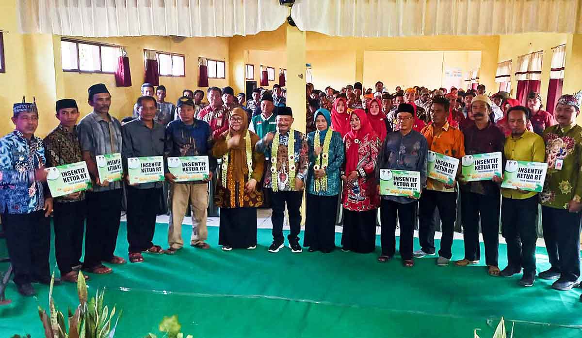 Bupati Situbondo, Karna Suswandi, dan wakilnya, Khoirani, saat foto bersama dengan para Ketua RT penerima insentif di Kecamatan Jatibanteng.