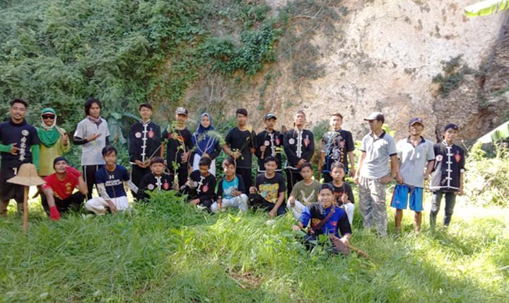 Puluhan Pendekar IKSPI Bersama Pokdarwis Merakurak Tuban Tanam Pohon di Kedung Sumurup