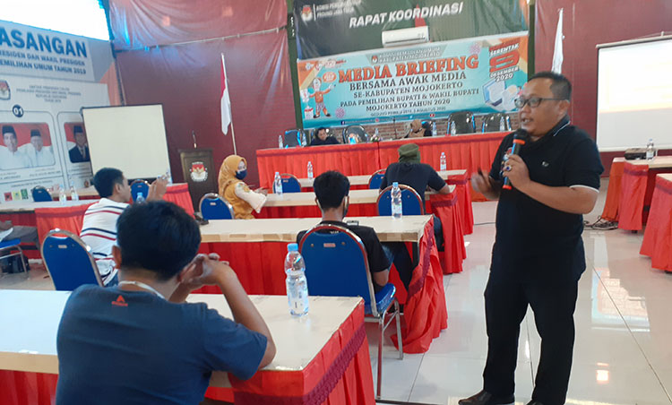 Komisioner KPU Kabupaten Mojokerto Divisi Sosdiklihparmas, Jainul Arifin saat memberikan penjelasan. (foto: ist).