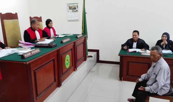  Terdakwa, H.  Moh Zein ketika jalani persidangan. foto: syuhud/BANGSAONLINE
