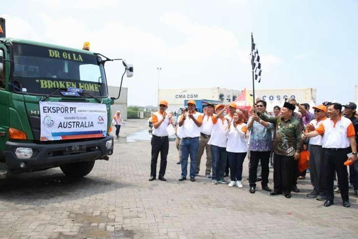 Bupati Sidoarjo saat melepas lima kontainer berisi ikan olahan.