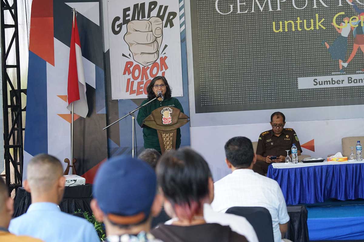 Pj. Wali Kota Kediri, Zanariah saat memberi sambutan dalam kegiatan Sosialisasi Gempur Rokok Ilegal untuk Generasi Muda di Sumber Banteng, Kelurahan Tempurejo, Kecamatan Pesantren, Kamis (20/6/2024).