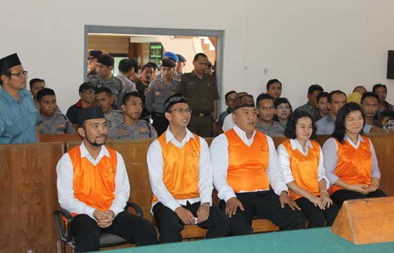 SIDANG: Para terdakwa investasi bodong PT DBS. foto: tri susanto/BANGSAONLINE