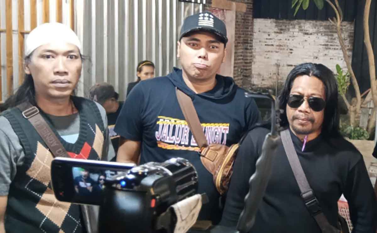 Mega Bagus Saputra (tengah) memberikan keterangan pers usai ikut deklarasi menangkan bumbung kosong. Foto: Ist