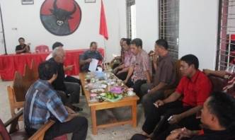 Pengurus harian dan kader DPC PDI perjuangan Tuban ketika rapat untuk penjaringan bacabup. (Suwandi/BANGSAONLINE)