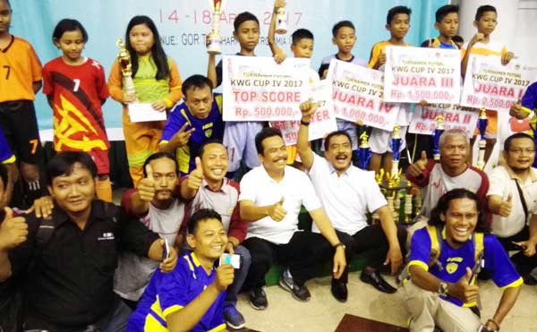 Wabup Moh. Qosim didampingi Kadispora Zairrudin saat penutupan Turnamen Futsal KWG Cup ke-IV 2017. foto: SYUHUD/ BANGSAONLINE