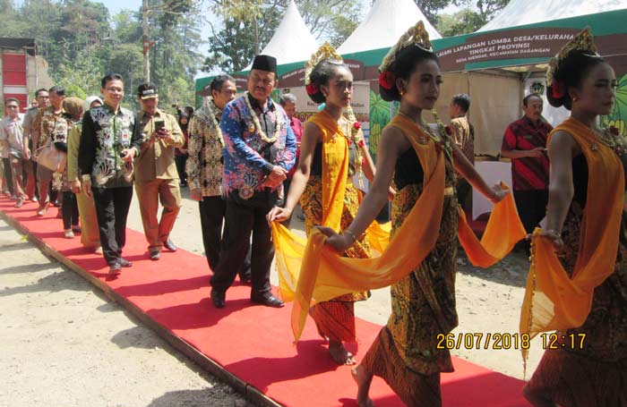 Rombongan Wakil Bupati Kabupaten Madiun Beserta Tim Penilai Lapang Lomba desa disambut penari saat Tiba di Desa Mendak.