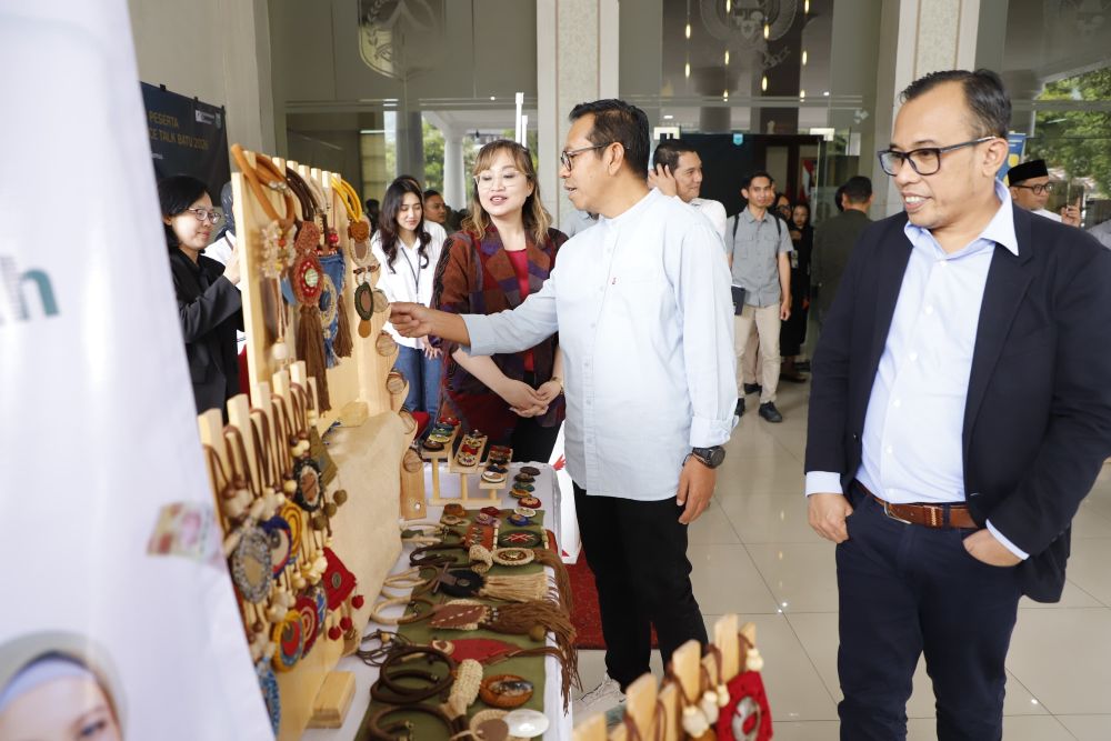 Wali Kota Batu saat meninjau salah satu stan UMKM
