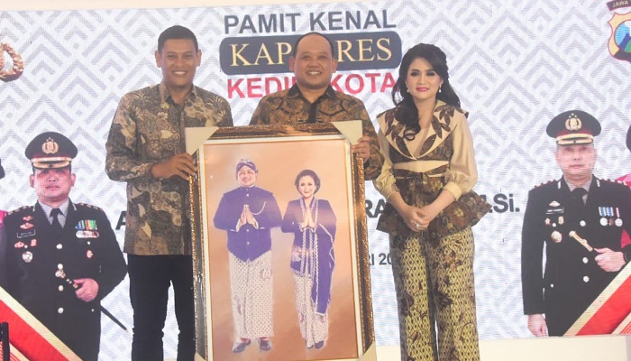 Wali Kota Kediri Abdullah Abu Bakar (kiri) saat menyerahkan cenderamata kepada AKBP Wahyudi saat acara pamit kenal Kapolres Kediri Kota di Hotel Grand Surya. Foto: Ist.