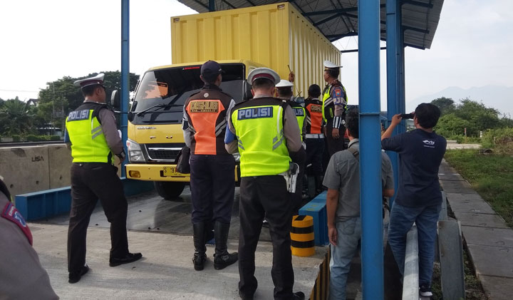 Puluhan kendaraan barang ditimbang muatannya.
