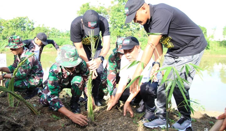 Cegah Longsor,  Forkopimda Lamongan Tanam 1.000 Pohon Bambu dan Vetiver di Bantaran Sungai
