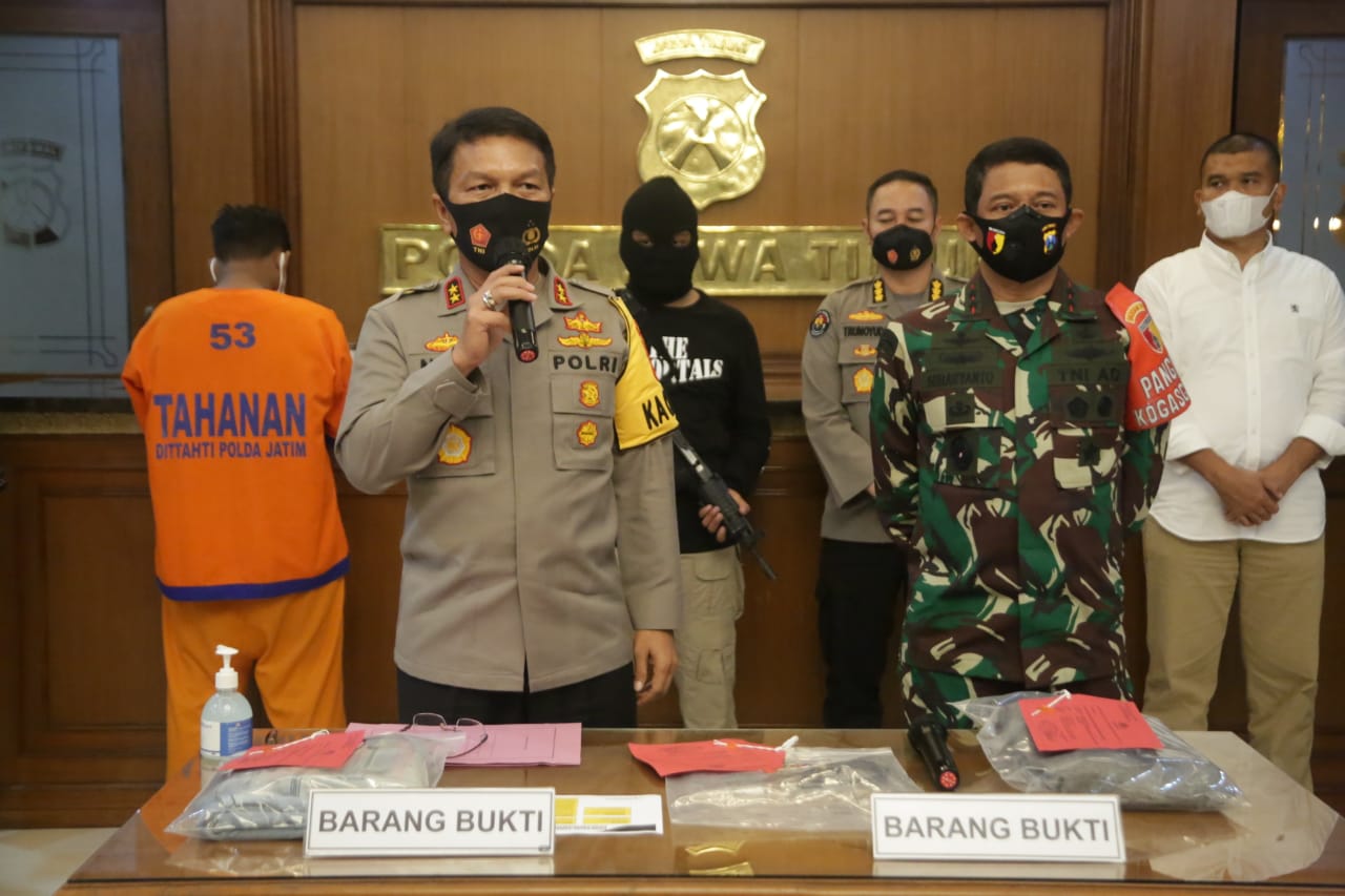 Kapolda Jawa Timur Irjen Pol. Dr. Nico Afinta saat memberikan keterangan pers tentang penangkapan Aji Dores, warga Pamekasan yang mengancam bunuh Menko Polhukam Moh. Mahfud MD, di Mapolda Jatim Jl A Yani Surabaya, Sabtu (5/12/2020) pukul 20.00 WIB. foto: ist/ana/ bangsaonline.com