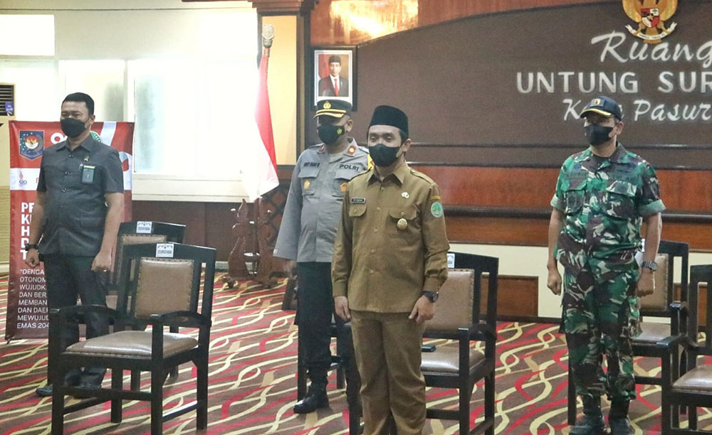Wali Kota Pasuruan Adi Wibowo bersama forkopimda mengikuti Peringatan Hari Otonomi Daerah (Otoda) ke-26 secara daring dari Ruang Untung Suropati I.