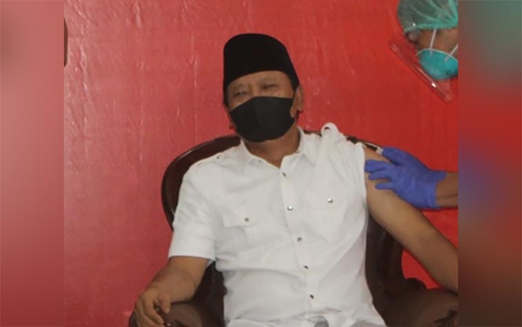 Bupati Pasuruan Irsyad Yusuf saat menjalani vaksinasi beberapa waktu lalu.