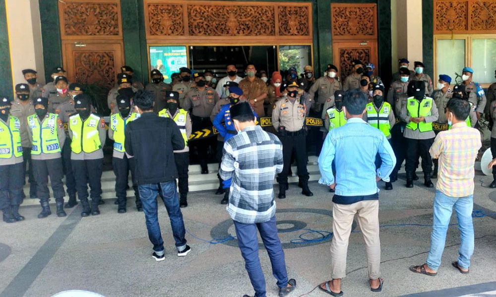 Puluhan anak muda yang tergabung dalam Gerakan Loyalis Perubahan (Gelora) Bangkalan menggeruduk kantor bupati setempat.