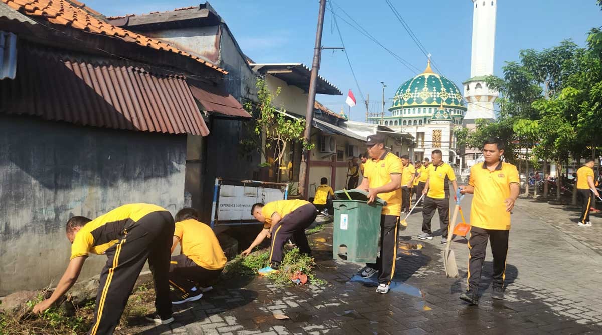 Kerja bakti di lingkungan Polresta Sidoarjo.