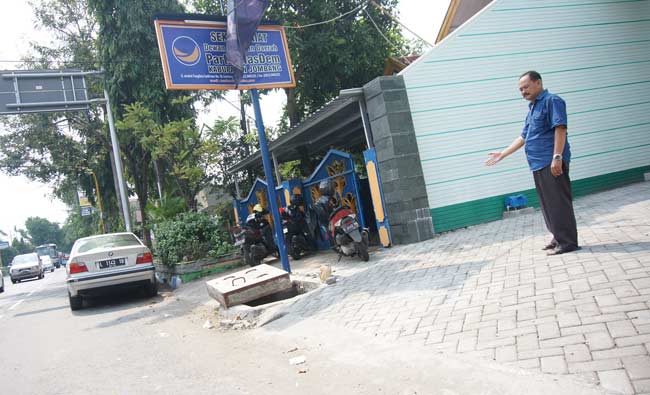 Seorang pengurus DPD Nasdem Jombang menunjukan tempat parkir terakhir mobil. foto: rony suhartomo/ BANGSAONLINE
