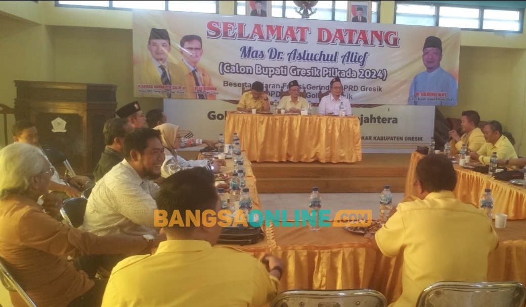 Bacabup Asluchul Alif (kanan) saat pertemuan dengan Ketua DPD Golkar Gresik Ahmad Nurhamim beserta jajaran. Foto: SYUHUD/ BANGSAONLINE