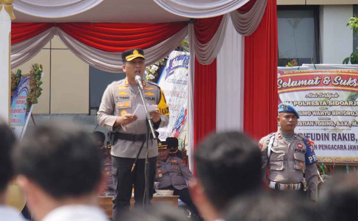 Kapolresta Sidoarjo, AKBP Christian Tobing, saat memimpin apel gelar Operasi Lilin Semeru 2023.