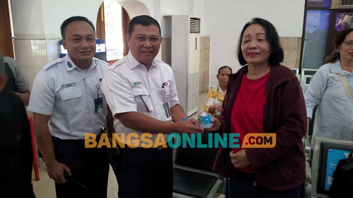 Manajer Humas KAI Daop 7 Madiun, Rokhmad Makin Zainul didampingi Kepala Stasiun Madiun saat membagikan bibit pohon