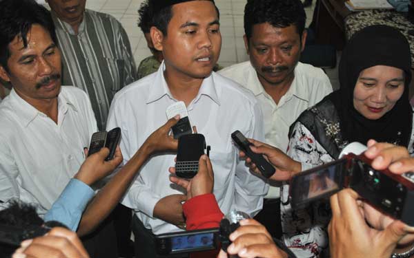 Zakky Mahbub dan Dwi Budi Susiatin saat memberikan keterangan usai mendaftar di KPU. (suwandi/BANGSAONLINE)