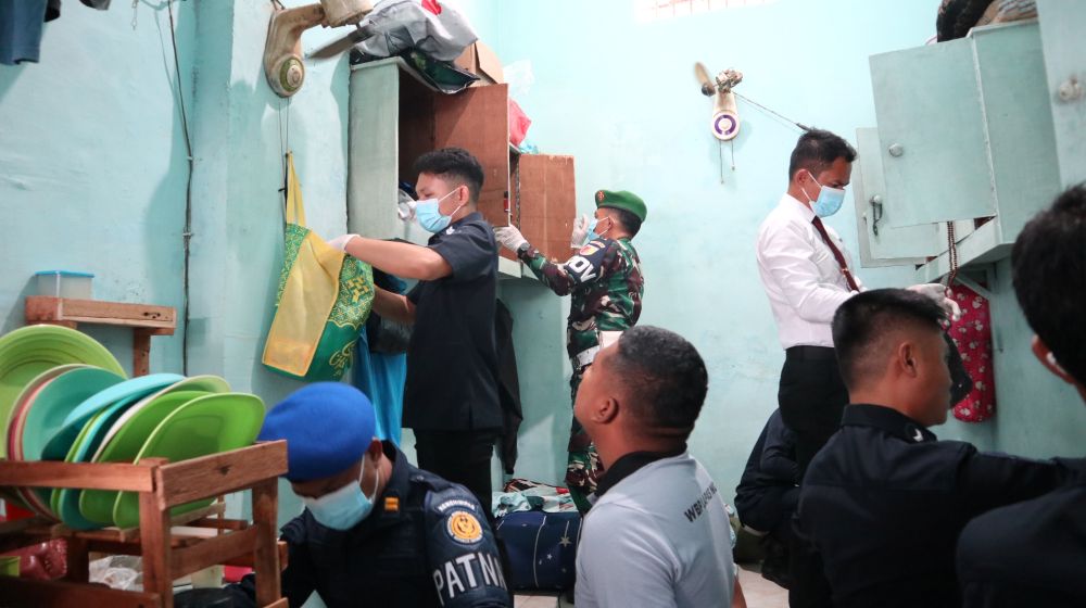 Penggeledahan salah satu blok hunian Lapas Ngawi dalam razia gabungan