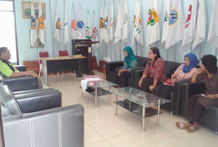 Sejumlah orang tua atlet catur saat mendatangi kantor KONI Pacitan. 