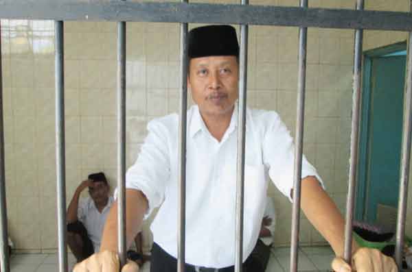 JELANG SIDANG – Terdakwa Abdul Rokhim jelang sidang vonis kasus KDRT, di PN Mojokerto, kemarin. foto: agus/BANGSAONLINE