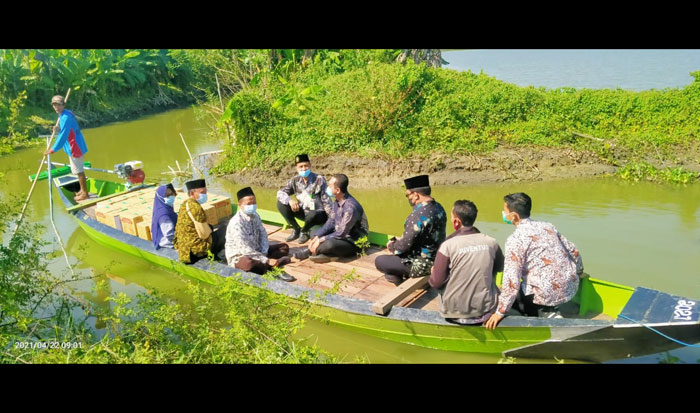 Susuri Rawa, Kakankemenag Tuban Salurkan Sembako ke Sekolah Terpencil Pakai Sampan