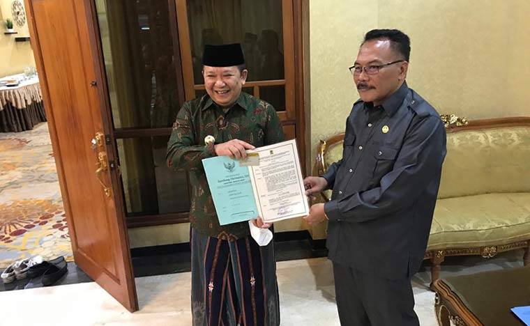 Sunardi, Ketua Yayasan Persid Jember menyerahkan SK Kemenkumham kepada Bupati Hendy Siswanto (kiri).