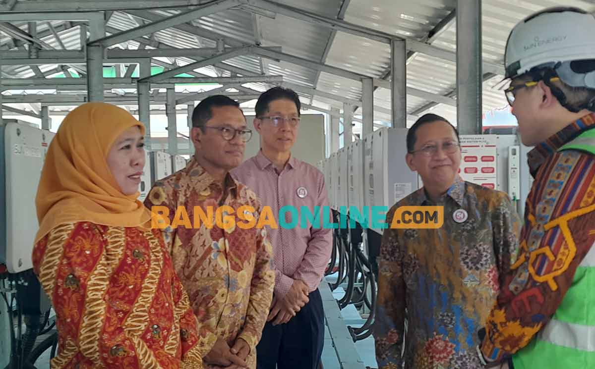 Gubernur Khofifah dan Presdir PT Pabrik Kertas Tjiwi Kimia Tbk, Suhendra Wiriadinata (nomer dua dari kanan) saat peresmian PLTS Atap 9,8 MWp. Foto: MUSTAIN/BANGSAONLINE

