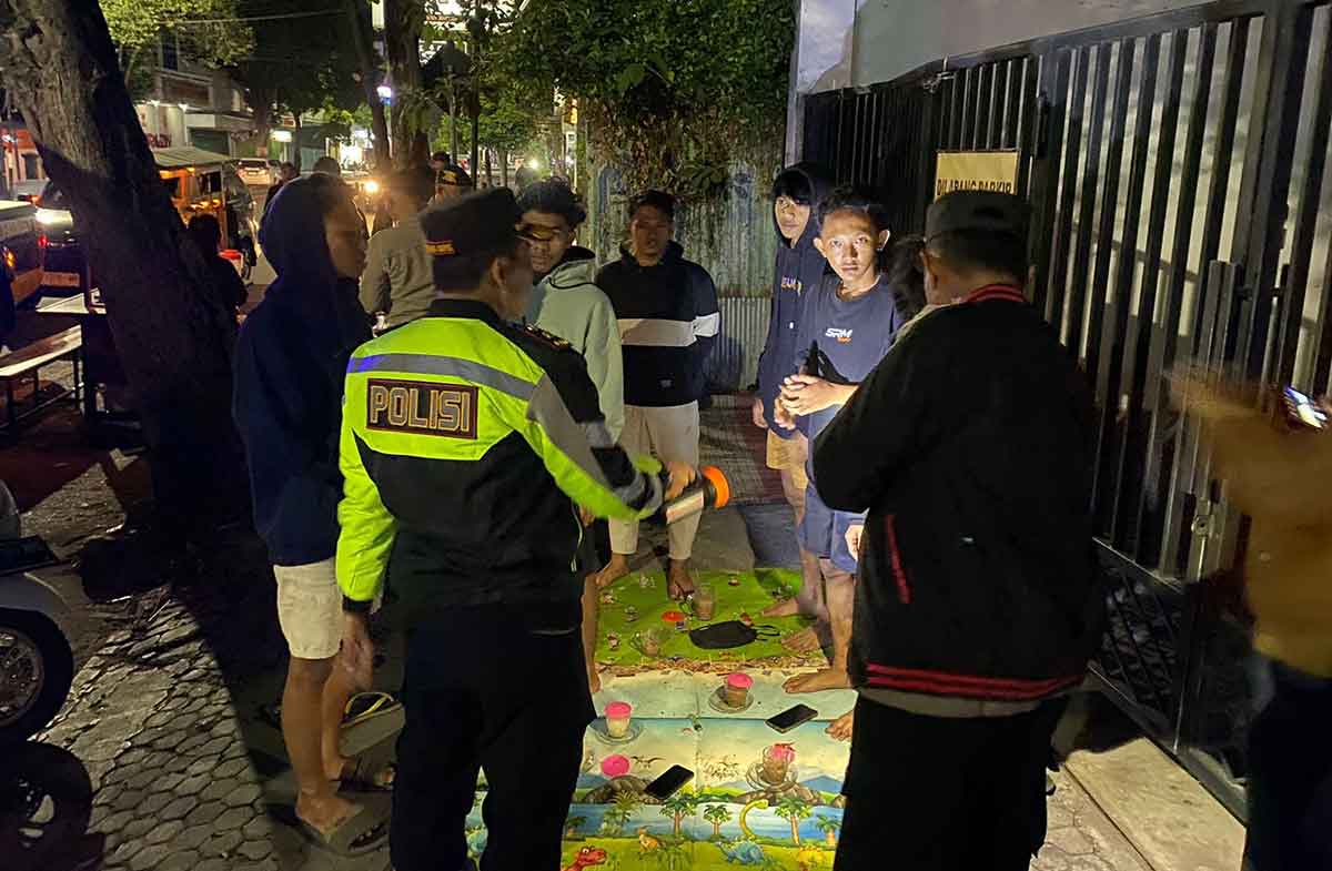 Personel patroli presisi gabungan dari Polres Jombang saat melakukan razia di angkringan.