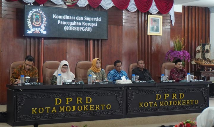 Wali Kota Ika Puspitasari bersama Forkopimda Kota Mojokerto dalam kegiatan sosialisasi Korsupgah.