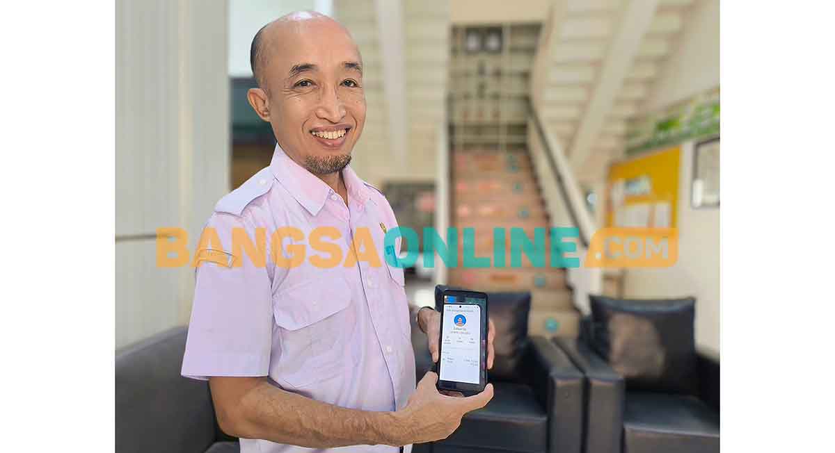 Kabid PIAK Dispendukcapil Tulungagung, Sriyono, saat menunjukkan terduga pelaku yang mencoba mengelabui korban. Foto: FERI WAHYUDI/BANGSAONLINE 