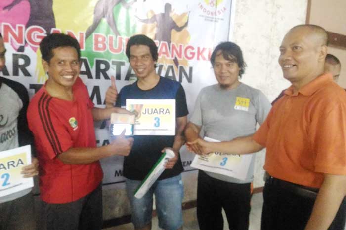 Taufik, Sekretaris PWI Malang Raya, saat menyerahkan tali asih uang pembinaan kepada juara turnamen bulutangkis antar wartawan se-Kota Malang, di Graha Tirta Kota Malang, Sabtu (11/11). Foto: IWAN IRAWAN/BANGSAONLINE