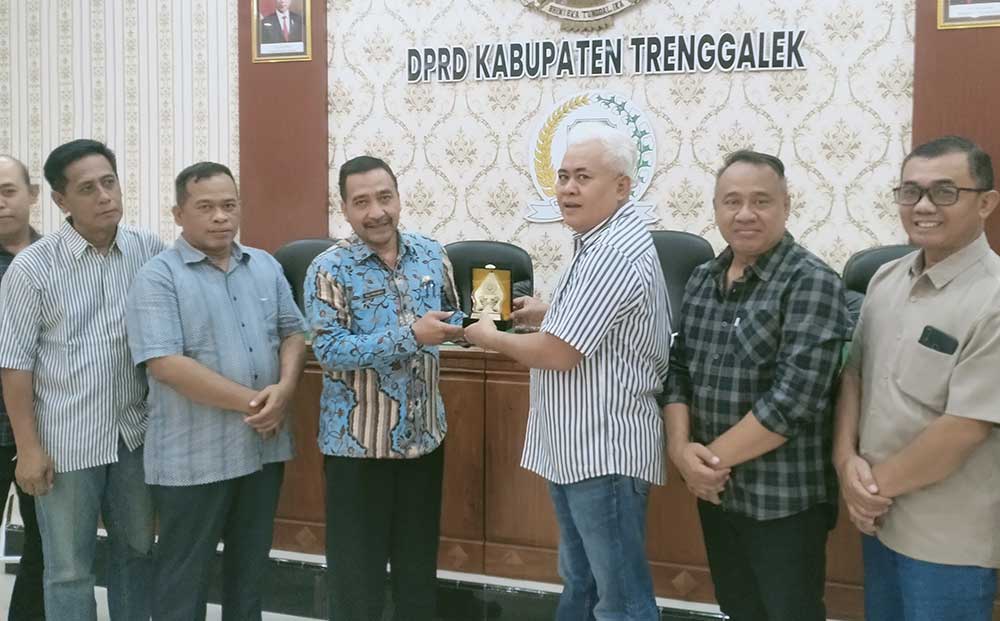 Komisi D DPRD Kabupaten Madiun memberikan cenderamata saat kunker ke gedung DPRD Trenggalek.