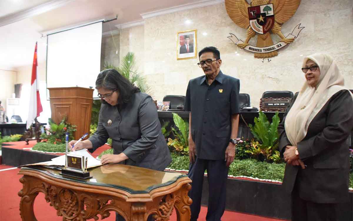 Pj Wali Kota Kediri, Zanariah, saat melakukan penandatanganan berita acara atas persetujuan 2 Raperda yang disaksikan oleh Ketua DPRD Kota Kediri, Gus Sunoto, dan salah satu wakilnya, Firdaus. Foto: Ist