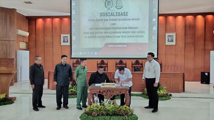 Kajari Chandra Eka Yustisia dan Ketua DPRD Kab. Kediri (duduk di kursi roda) saat menandatangani MoU
