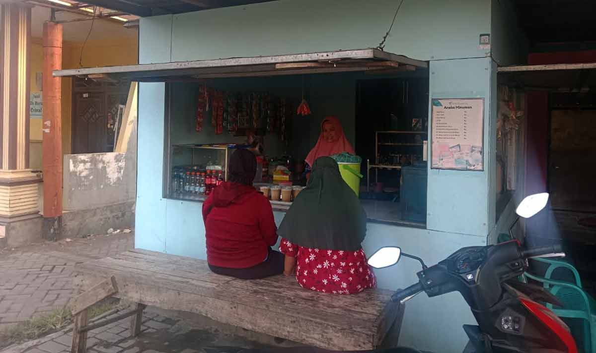 Penerima program Kurma 2022, Luluk Masruhah, saat melayani pembeli di warungnya. Foto: Ist