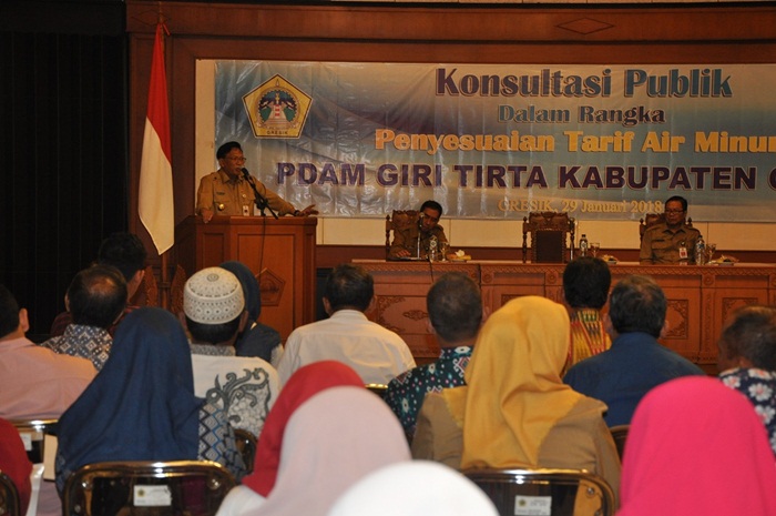 ?Bupati Sambari HR saat sosialisasi tarif PDAM. Foto: SYUHUD A/BANGSAONLINE